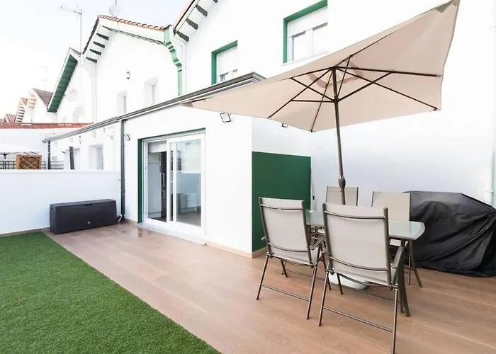 Chalet En La Cuidad- Con Jardin Y Barbacoa