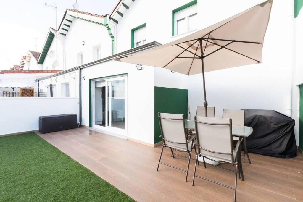 En La Cuidad- Con Jardin Y Barbacoa *